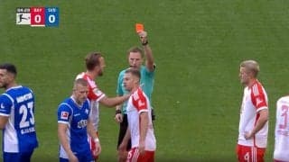 スタジアムに不穏な空気…わずか開始4分の「一発レッド退場劇」 大乱戦を予感させる衝撃シーン “バイエルンの心臓”キミッヒが電撃退場する瞬間