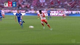 最高時速37キロ！足が速すぎて相手を吹っ飛ばす「普通はここにボール出さない」 “世界最速レベルの男”アルフォンソ・デイビスの爆速ドリブルがヤバすぎる瞬間