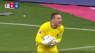 放送禁止レベル！ブチギレる守護神がヤバすぎる　25分間で7失点…フルボッコされたGKが怒り狂う瞬間 ”バイエルンの伝説”ミュラーが無慈悲すぎる一撃