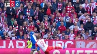 「エグすぎる」「あの体勢でよく打てるな」バイエルンの絶対的エース・ケインの“天才的ダイレクトボレー”が炸裂した瞬間　左手一本で相手DFを完全無力化→異次元すぎるシュート