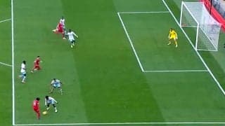 「もはや違法」サラーの“神パス”に観衆が大盛り上がりした瞬間！タイミング、スピード、コースの全てが完璧でまるで曲芸だ