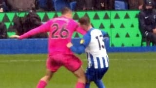 フラム殺し屋の“顔面エルボー”に「なぜレッドカードじゃないのか？」とブライトン・ファンが憤慨！「冗談のような茶番劇だ」