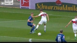 一体、何が起きた？ 選手がいきなりブッ倒れる衝撃の瞬間　VARで発覚…フルスイングで“アントニオ猪木ばり”のビンタ炸裂→流血ノックアウトの問題シーン