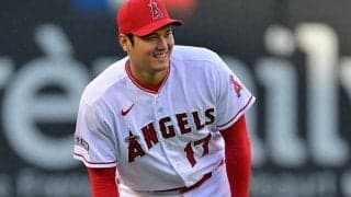大谷翔平のハロウィン“仮装”が「あざとい」　ド派手な虹色シャツに「朝から爆笑」