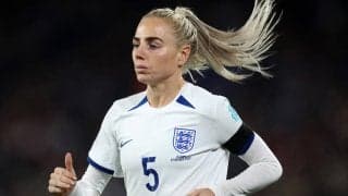 頭部同士が激しく激突、動けず12分間も治療…担架で運ばれたイングランド女子代表DFにはスタンドから拍手