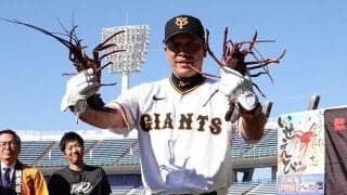 巨人・阿部新監督、背番号「80」のまま始動　秋季キャンプイン、伊勢海老の贈呈に笑顔