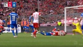 「これがストライカーの決定力」地面ギリギリで飛ぶ“超低空ローリングヘッド弾”が炸裂した瞬間　左手一本で相手DFを完全ブロック→体を回転しながら突っ込む