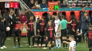 あわや一触即発！仁義なき“場外バトル”勃発　1点差の終盤、ピッチ外で起きた監督同士のアツすぎる戦いにスタジアム騒然「早くリスタートしろ」vs「交代が先だ」