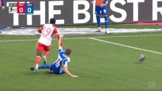 あわや大惨事！ピッチに乱入した「何か」が飛んだ… “世界最速レベルの男”アルフォンソ・デイビスが1対1で炸裂した爆速スピード突破がスゴすぎる