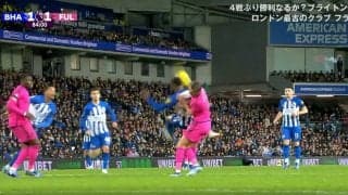 華麗なバイシクルが一転…オーバーヘッドの途中で後頭部が相手選手の顔面を直撃し2人が倒れ込むあわや大惨事の瞬間