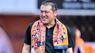 「話が一切入ってこない」J2清水・秋葉監督がインタビューで話し出すと同時に持ち上げる”あるもの“が視線を奪い「ズルいわw」と大反響！ 他サポーターも笑うまさかの映像