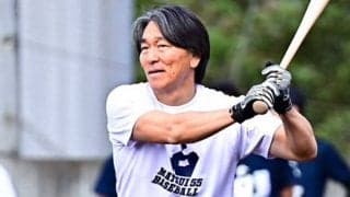49歳松井秀喜氏、柵越えならずズッコケ「嘘でしょ～」　“神話崩壊”に倒れこみ苦笑い