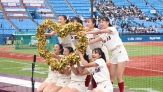 劣勢の中、満員の応援席を盛り上げる！/早慶２回戦応援