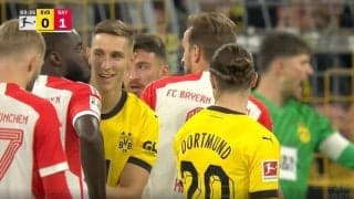 笑ってる場合じゃないだろ！DFは完全に騙された？ どこから来たのか不明レベルの忍者ムーブ→至近距離“豪快ヘディング弾”が叩き込まれる瞬間