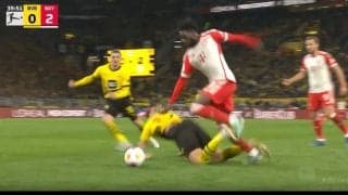 “世界最速レベルの爆速男”の対人守備がエグすぎる！ バイエルンの“最後の砦”A・デイビスが鬼チャージでボール奪取→2人がかりで潰されても粘る強靭なフィジカル