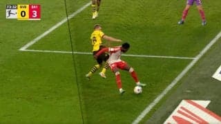 これは痛すぎる！一発退場レベルの“飛びヒザ蹴り”が炸裂した瞬間　背後から危険タックルされた“世界最速レベルの爆速男”A・デイビスがブッ飛ばされて悶絶