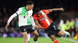 「無名の叩き上げドリブラー」が世界に見つかった！リヴァプール３人を抜き去った昇格チームFWの“急加速突破”に「まじ速ぇ」「何者だよ」と驚きの声