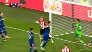 “美しすぎるオウンゴール弾”にスタジアム熱狂！ 「難しい体勢」「そのまま入りそうなところに…」痛恨バックヘッドの瞬間