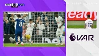 アルゼンチン代表DFが「一発レッド」の危険スライディング！ VARで発覚→PK献上でサポーター同士のブーイング合戦に 出場停止処分が下った大騒動シーン