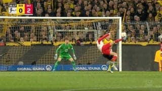 骨折しても飛んで打つ！後ろ向き胸トラップ→豪快バイシクルシュートが炸裂した瞬間　バイエルンの“身体能力お化け”ゴレツカのスーパープレーにスタジアム騒然