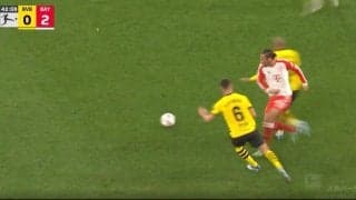 スタジアム騒然！「カードだろ」「荒すぎる」 もはや“交通事故レベル”の危険タックルの波状攻撃　ドリブル突破を仕掛けるバイエルンの10番・サネを襲ったラフプレー