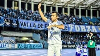 「こういうのいいな」「本当に愛されてるなあ、、」川崎フロンターレのサポーター、挨拶に来た”元所属MF”に「チャント熱唱」！ 世界に発信された「試合後のワンシーン」