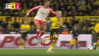 ブチギレて報復行為！引っ張られてイラッ→背後から首を掴んでブン投げる　実況もドン引きの“危険な倒れ方”バイエルンの10番・サネの怒りが大爆発した瞬間