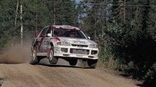 フォーラムエイト・ラリージャパンで三菱がブース出展＆パレードラン。1000湖を制したエボⅢグループAも登場