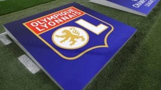 バス襲撃で監督が13針縫う大ケガ…リヨンが控訴、同条件の試合開催に不満「中立地でプレーしたい」