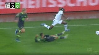 タックルでも止められねえ！一体、コイツは何者だ？ パワフルすぎる爆速ドリブルで強引にサイド突破　“ビッグクラブが狙う男”ボルシアMG・コネのヤバい身体能力が分かる瞬間