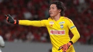 「美人過ぎやろ！」「えぐ可愛い奥さん」新潟の守護神・小島亨介の100試合セレモニーに登場した奥様にファンが驚き、小島の反応も話題「お顔が緩むコジ可愛い」