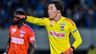 「えぐ可愛い奥さん」J1新潟GK小島亨介の祝福に駆けつけた妻との「夫婦2ショット」に視線集中！ 家族を前に照れる姿にも「ほっこり」「可愛いし素敵」の声