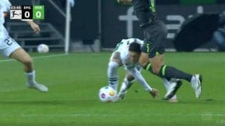 脳が揺れるレベル！顔面に危険すぎる“飛びヒザ蹴り”が炸裂した瞬間　激しいチャージでピッチに転倒→顎にヒザが直撃してあわやノックアウト