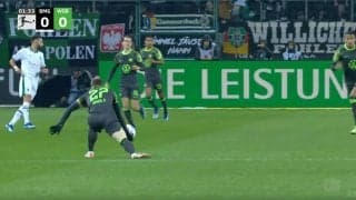 股が引き裂かれた！？ 放送事故レベルの衝撃ハプニング発生　視聴者が悲鳴… 雨に濡れたピッチに足を取られて強制的に開脚された痛すぎる瞬間