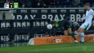 あわや乱闘寸前！「格闘技かよ」 危険すぎるショルダータックルでピッチ外まで吹っ飛ばされてブチギレ→バチバチの睨み合いで一触即発する瞬間