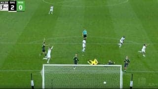 サポーターも激怒！ワースト評価を叩きだす… GKがヒドすぎる“痛恨のキックミス”を犯した瞬間　緩いパスをカットされて瞬殺ゴール→絶望してピッチに倒れ込む