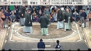 話がまとまったかと思ったら……審判団、解散直後の“再集結“に館内どよめき「フェイントかけてきたw」「戻ってきた」