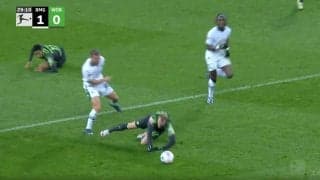 わずか1秒間で2人潰す！ファウル覚悟の“秒殺ラフプレー”が炸裂した瞬間　足元からガッツリ刈り取る強烈タックル→その勢いのまま背後から吹っ飛ばして大暴れ