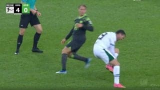 これは痛すぎる！足首が破壊されるレベルの“超強烈ローキック”が直撃して絶叫する瞬間　あまりの衝撃に空中一回転しながら悶絶してピッチに倒れこむ