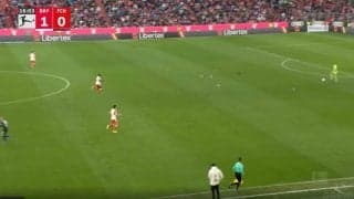 当たったら死ぬレベル！グラウンドに乱入した“珍客”に衝撃のハプニング発生 “アジア最高DF”キム・ミンジェの突然のバックパスにビックリ　ピッチから鳩たちが一斉に飛び立った決定的瞬間