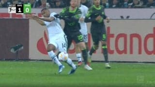 「レッドカードだろ！」“個人的な会話”でブチギレ！？ 背後から掴んで吹っ飛ばした問題シーン　監督の発言にイラついた？物議を醸すファウルが炸裂した瞬間