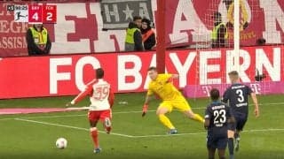 スタジアム騒然！50メートルを1人で“爆速ドリブル突破”する衝撃シーン　高速ターン→鬼緩急で3人ブチ抜く ”バイエルンの秘密兵器”がGKに驚速スピードで襲いかかる