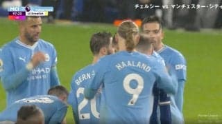 ネット上で話題！マンCの作戦会議中にありえない“スパイ行為”が発覚した衝撃の瞬間　怪物・ハーランドもビックリ… 怪しい動きをする選手を追い払う