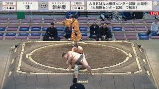 落ちるなよ…っと 足を痛める力士を必死にケア 土俵際の気遣いに「足やばそう」「よく止めた」