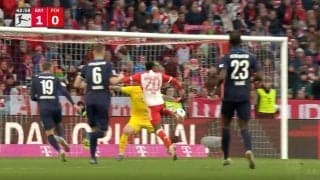 絶体絶命のピンチ！本気になった王者・バイエルンの高速カウンターを封じた“ミラクルプレー” ベテランGKが決死の好セーブ→シュートを止められた選手が握手する感動シーン