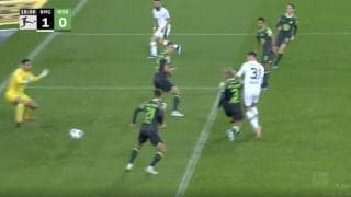 「完璧に崩した」「これは綺麗」スタジアム騒然！ディフェンダーが完全に動けなくなる瞬間　美しすぎるパスワークで守備陣崩壊→鳥肌モノの“高精度ピンポイントクロス”が炸裂