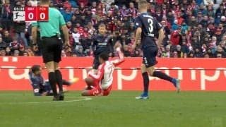 これは痛すぎる！“殺人級”ダブルスライディングが炸裂→足に直撃して激痛に悶絶する瞬間　1つのボールを奪い合う激しすぎる勝負の行方は？