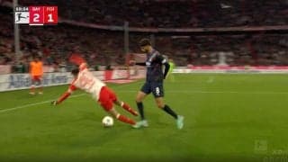 ファウル取られて逆ギレ！一体、何が起きた？ 選手が吹っ飛ばされる衝撃の瞬間 “最高時速35キロ”の爆速男が急接近→背後から高速タックルする危険プレー