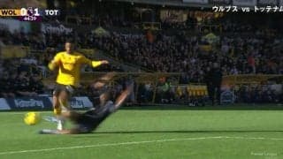 「赤だろ！」速過ぎ＆鋭過ぎる恐怖の殺人スライディング炸裂で選手が吹っ飛ばされた瞬間　特攻兵器ばりの危険プレーもイエローカードでファンから不満の声