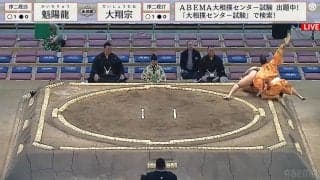 迫る力士に行司が回避失敗…土俵から落下も懸命に軍配「勝負あり！」のプロ根性